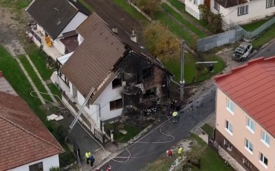 Kigyulladt egy ház, aminek nekihajtott egy autó – 160 ezer eurós kár keletkezett