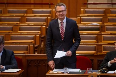 Rétvári a kórházban hagyott csecsemők ügyéről: A kormány elkötelezett a családbarát értékrend mellett