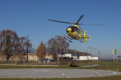 Fának ütközött egy autós Füzesgyarmat közelében, mentőhelikoptert küldtek a helyszínre