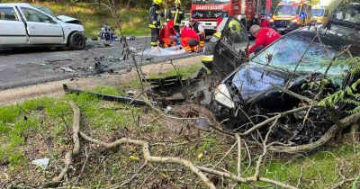 Csoda, hogy ezt élve megúszták: sokkoló fotókon a csütörtöki balesetben összeroncsolódott autók