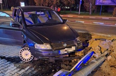 BALESET: Egy Fiat kivitt egy oszlopot a dunaszerdahelyi Fő utcán