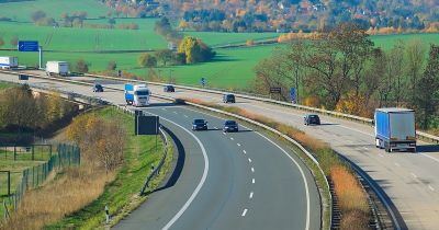 Hatalmas baleset: lezuhant egy autó az M1-esről