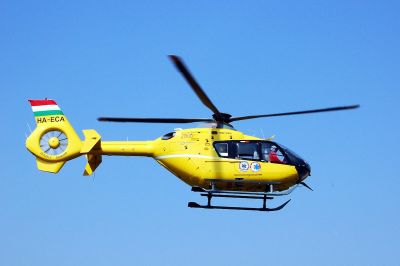 Két autó rohant egymásba Szolnoknál, mentőhelikopter érkezett a helyszínre