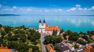 Óriási a veszély Tihanynál: továbbra is rejtély, hogyan került szennyvíz a Balatonba