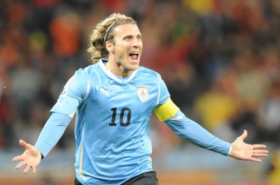 A vb-aranylabdás focista, Diego Forlán benevezett élete első profi teniszversenyére