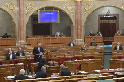 A veszélyhelyzet meghosszabbításáról tárgyal ma a parlament