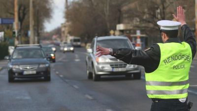 Az agresszív sofőrök ész nélkül előznek