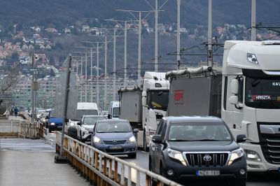 Döbbenetes száguldást rögzítettek a rendőrök az Árpád hídon