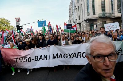 A Széna téren Magyar Péter meggyújtotta a forradalom lángját, hamarosan beszédet mond