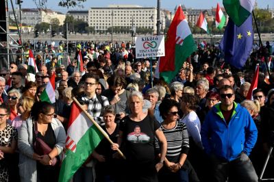 Magyar Péter szavalt, a tömeg elindult a Bem térről a Széna térre