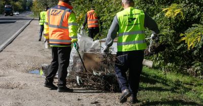  Egyetlen nap alatt 55 tonna szemetet szedett össze a Magyar Közút