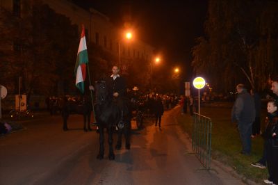 Fáklyás-lovas emlékező menettel tisztelegtek  az ’56-os hősök előtt Makón