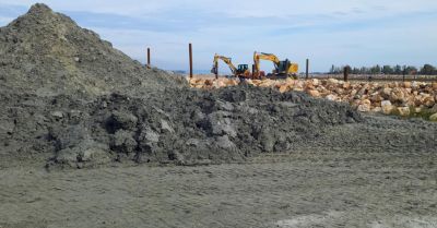 Nem állt le a betiltott balatonföldvári strandkikötő építése