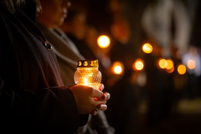 Október 23-án megemlékezés zajlott Dr. Pétery József megyéspüspök emléktáblájánál – galéria