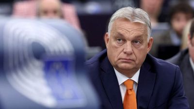 „Egyenesen a nyomdából” – Orbán Viktor megmutatta a nemzeti konzultációt (FOTÓ)