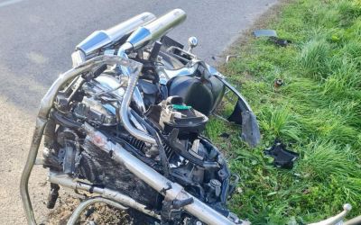 Előzés közben szemből autónak ütközött, szörnyethalt egy motoros Csicsónál