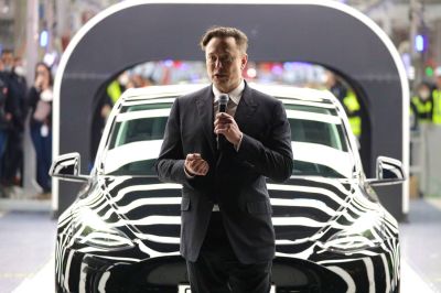 Musk ránézett a Tesla grafikonjára és megijedt, ez lett belőle