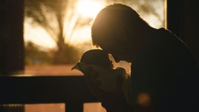 Nem adja fel a küzdelmet a koraszülött baba, aki túlélt egy 17 emeletes zuhanást