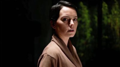 Daisy Ridley őszintén beszélt a súlyos betegségéről és a rövid hajáról a Szarka című film kapcsán