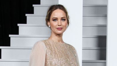 Most először mutatta meg nyilvánosan kerekedő terhespocakját Jennifer Lawrence - Videó