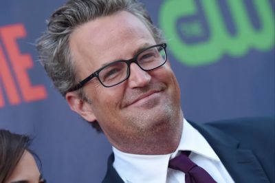 „Bukni fogsz, bébi” – üzente Matthew Perry családja a tavaly meghalt színész orvosának