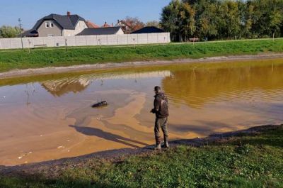 Sárgára változott az adonyi Mikes-tó vize – fotókkal 