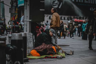 Szabályosan eltakarítják a hajléktalanokat az amerikai nagyvárosok utcáiról