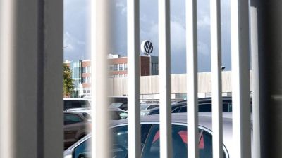 Tízezrek elbocsátása, németországi gyárbezárások, bércsökkentés – sztrájkhullám jöhet a Volkswagennél