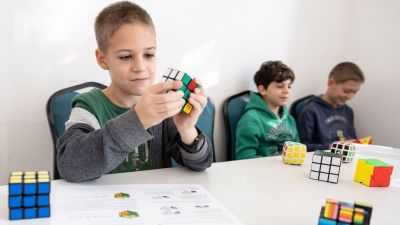 Videón a Rubik-bravúr: a srácok másodpercek alatt rakják ki a kockát