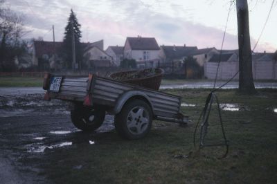 Decembertől fizetni kell az utcán tárolt utánfutókért Vásárhelyen