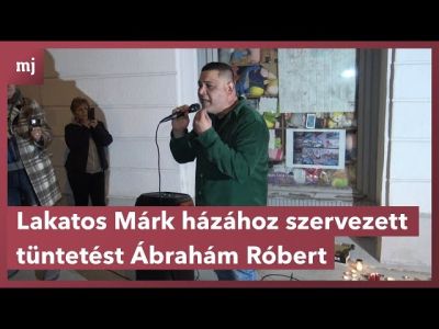 Videón a Lakatos Márk háza elé szervezett tüntetés