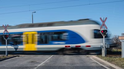 Vonatnak ütközött egy autó Budapesten, leállt a forgalom a fővonalon