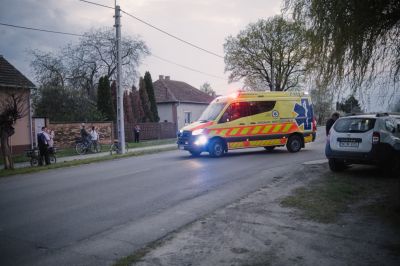 Motoros ütközött autóval Kiskundorozsmán szerda reggel, mentőt is riasztottak