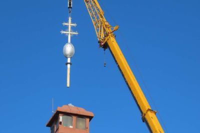 Visszakerült a kereszt a köbölkúti templom tornyára 