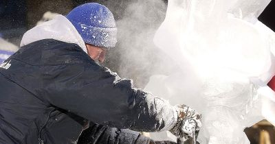 Akkora jobbegyenest kapott a főtéri Mikulás jégszobor, hogy a föld adta neki a másikat – videón a kecskeméti Rocky