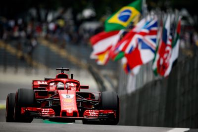 Az F1 egyik legpikánsabb rádiózásánál Vettel a lába közéről beszélt