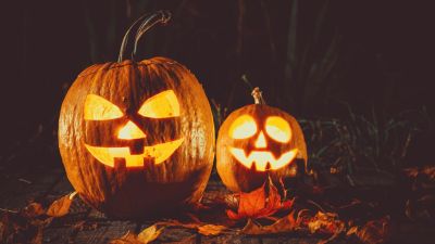 Halloween – Műanyag jelmezekkel és tökökkel teli kukák