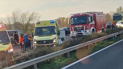 Hármas karambol - Kisbusz és két autó ütközött az M1-esen, Győr közelében - frissítve