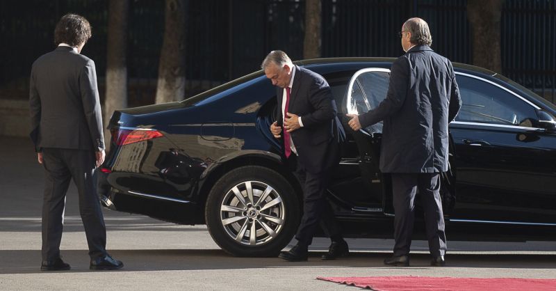 Lehullt Orbánról a békepártiság álcája Tbilisziben