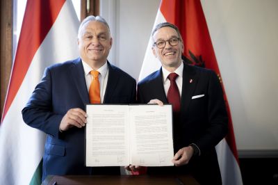 Orbán megállapodott az Osztrák Szabadságpárt elnökével: határozottan fellépnek az ellen, „hogy a férfiakon és nőkön kívül - abszurd módon - több más nem is létezne”