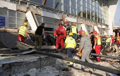 11-re nőtt az áldozatok száma Újvidéken, ahol leszakadt a vasútállomás homlokzatának egy része