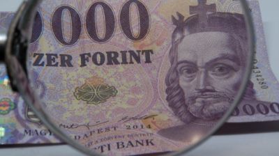 Brutális ütést kapott a forint: egekben az árfolyam, ki tudja, hol áll meg