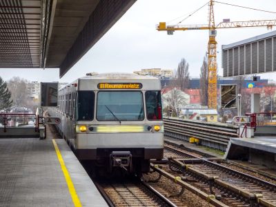 Életéért küzd a két cseh fiatal, aki a bécsi metró tetején hősködött (Videó)