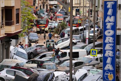 Halálos csapdává vált utcák, kocsiban rekedt emberek: 150 fölé emelkedett a spanyol áradás halálos áldozatainak száma