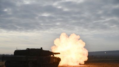 Így gyakorlatoznak a Leopard 2 tankokkal az ukránok, miközben óráról órára beljebb nyomulnak az orosz csapatok