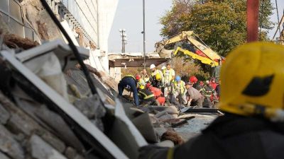 Megrázó helyszíni fotók, és drámai részletek érkeztek az újvidéki vasút szerencsétlenségről