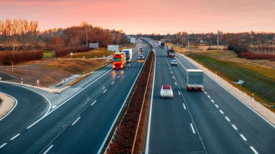 Óriási dugó van most éppen ezen az autópályán: inkább kerüld ki, ha teheted!