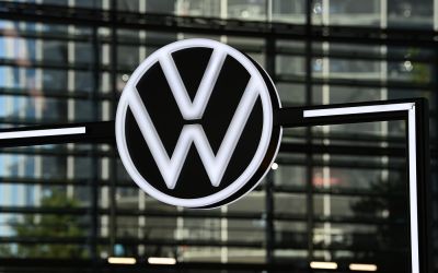 Bércsökkentést és fizetésbefagyasztást tervez a Volkswagen