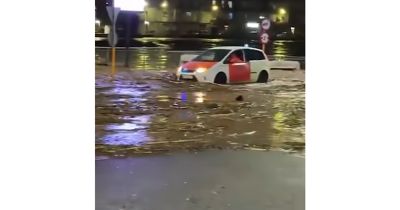 Drámai videón, ahogy a  sárhullám pillanatok alatt elönti Valencia elővárosának az utcáit