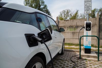 Már több mint 4000 cég pályázott elektromos gépjárművek beszerzésére